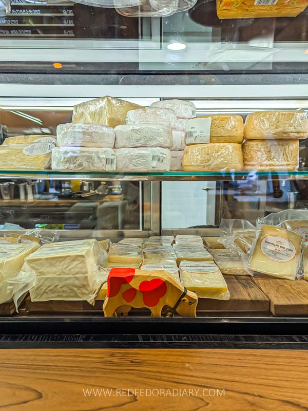 12 Cozy Cafes in Tbilisi for Cakes, Brunch, Books & Chill 6 12 Cozy Cafes in Tbilisi for Cakes, Brunch, Books & Chill 4