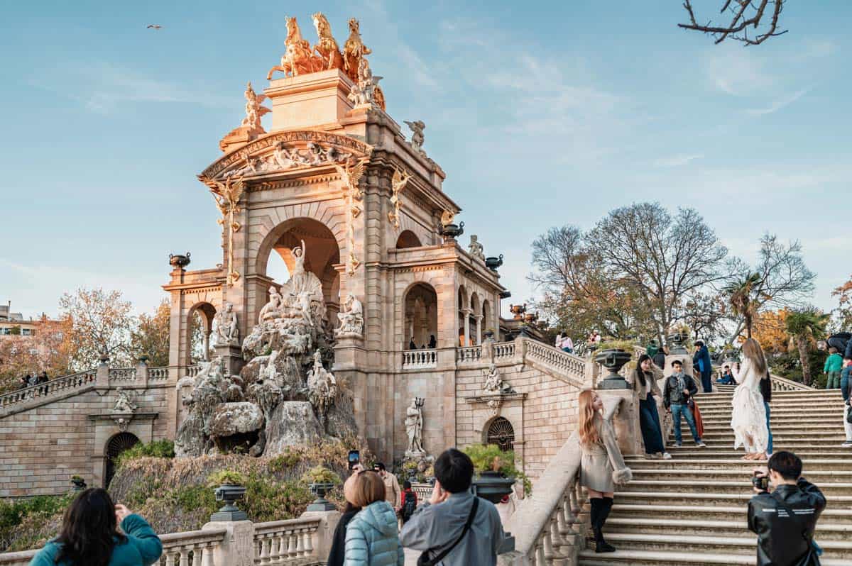 What to Wear in Barcelona | Seasonal Barcelona Packing List 17 What to Wear in Barcelona | Seasonal Barcelona Packing List 16